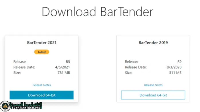 يقوم الساقي بخلط المشروبات بمهارة في بار مجهز جيدًا، ويعرض زجاجات وأدوات كوكتيل متنوعة